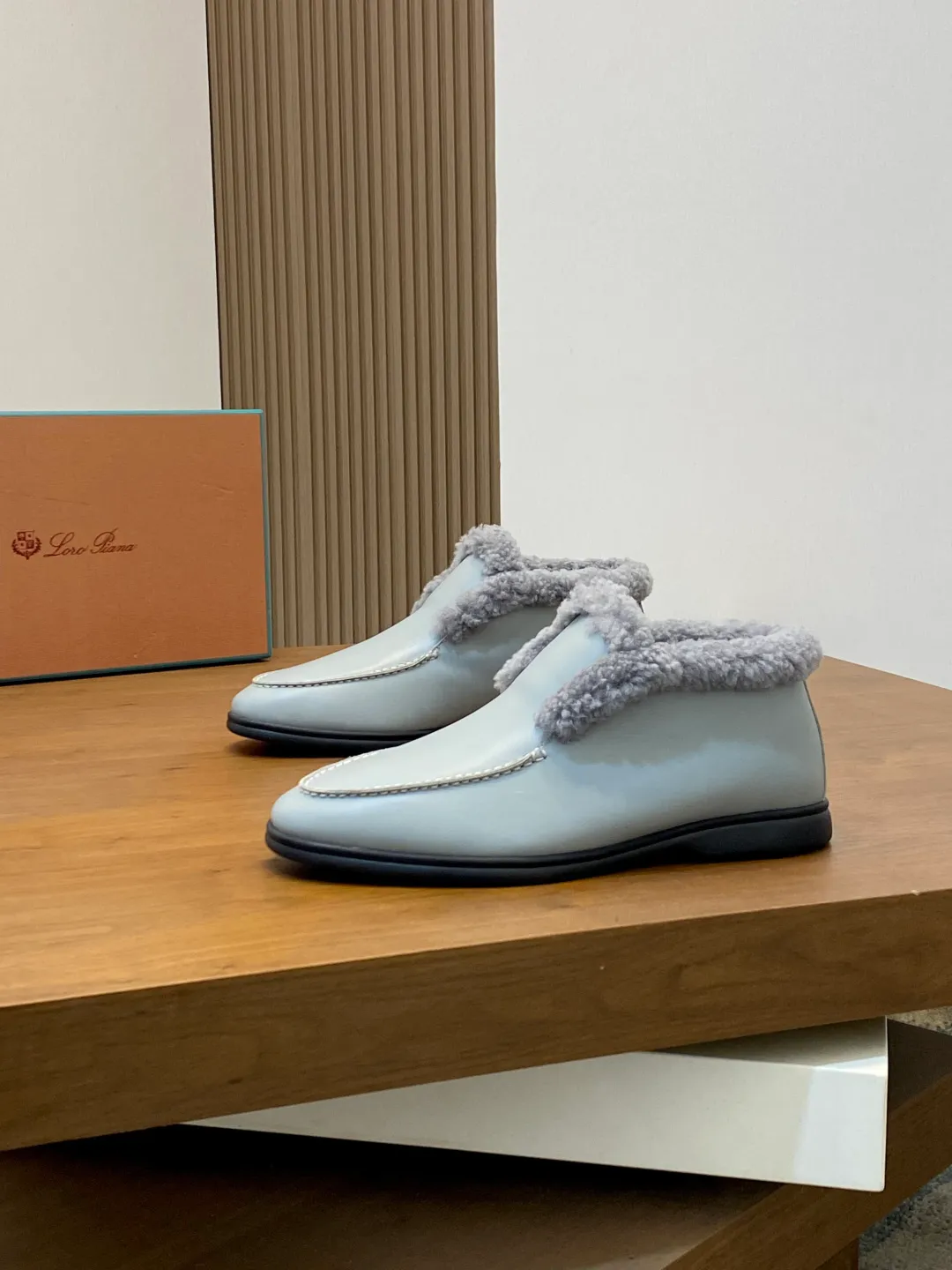 Men's Men's Shoes💰860 LoroPiana/nuoyoupiana men's new autumn and winter wool shoes, Dongguan-made raw materials are in great demand! This casual shoe is made of imported calfskin, with a full wool lining and insole for an extraordinarily comfortable and warm wearing experience. The ultra-light two-color rubber sole creates a charming modern aesthetic. There is an LP logo on the bottom. The style is simple and fashionable, and the upper foot is comfortable, warm and breathable! Comes complete with original box packaging! Size: 39-40-41-42-43-44 standard leather shoe size (45/46 can be customized but does not support returns)